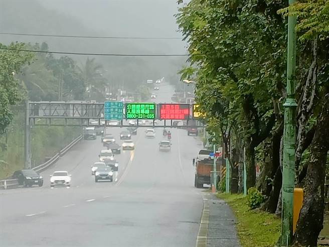 今天是清明连假第2天，苏花路廊南下车流上午虽呈现车多状态，但整体交通堪称顺畅，行车秩序良好。（新城警分局提供／罗亦晽花莲传真）