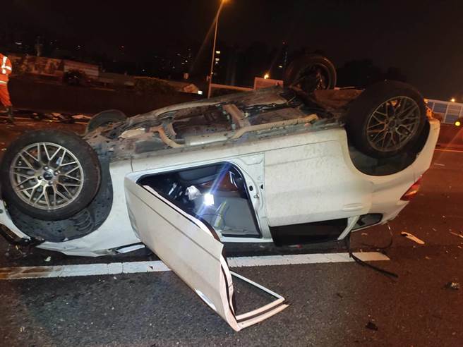 21岁杨姓男子与21张姓女子于清明连假出行，未料2日凌晨行经国道1号北上181k南屯段时，因不明原因撞上前方联结车，造成整辆车翻覆，更致后面5车连环撞，杨、张2人双双离世。（民眾提供／潘虹恩台中传真）