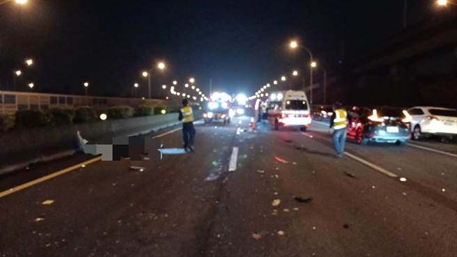 21岁杨姓男子与21张姓女子于清明连假出行，未料2日凌晨行经国道1号北上181k南屯段时，因不明原因撞上前方联结车，造成整辆车翻覆，更致后面5车连环撞，杨、张2人双双离世。（民眾提供／潘虹恩台中传真）