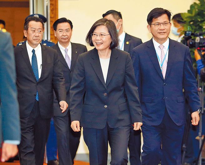 蔡正元直言，蔡英文（中）「自己因选举过太久而忘记台语」的说法很丢脸。（中时资料照，范扬光摄）