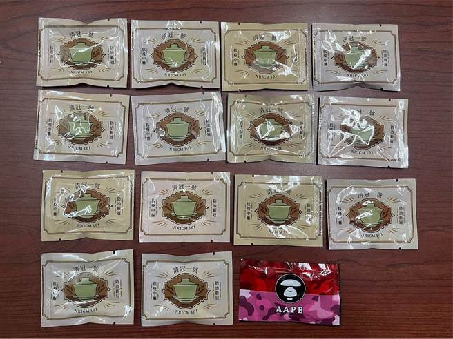 毒贩为躲避警方查缉，在毒咖啡包外包装印制「清冠一号」。（警方提供）