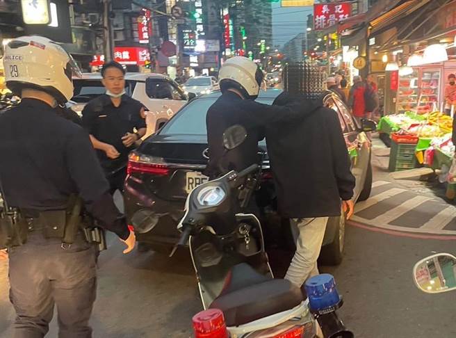 警方查获谢姓男子持有、吸食毒咖啡包。（警方提供）