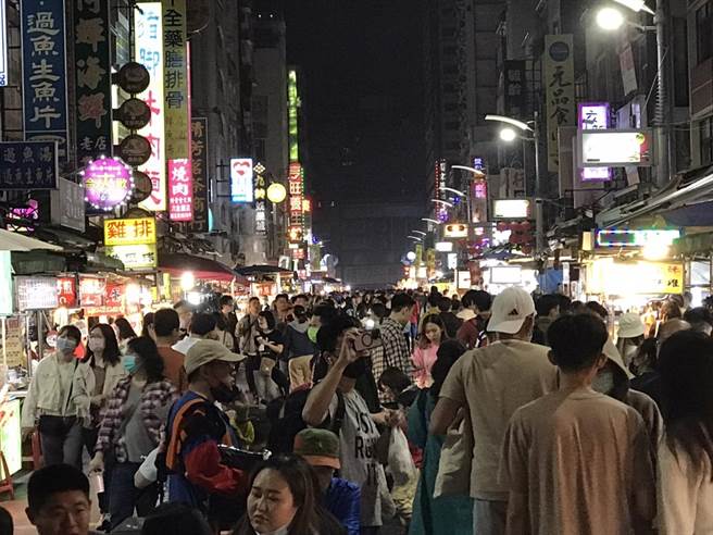 万眾期盼的连假到来，高雄接续迎来五月天、张惠妹、大港开唱等大型演唱会，吸引各地人潮前来高雄，成功带动店家来客，店家营收至少成长3成以上。（高市府经发局提供／洪浩轩高雄传真）