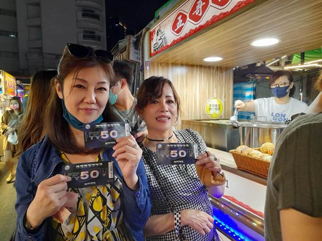 万眾期盼的连假到来，高雄接续迎来五月天、张惠妹、大港开唱等大型演唱会，吸引各地人潮前来高雄，成功带动店家来客，店家营收至少成长3成以上。（高市府经发局提供／洪浩轩高雄传真）