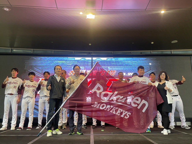 桃园市长张善政上月26日（前排左二）授旗乐天桃猿队长林泓育（前排右二），期许新球季全队有好表现。（资料照,吕筱蝉摄）