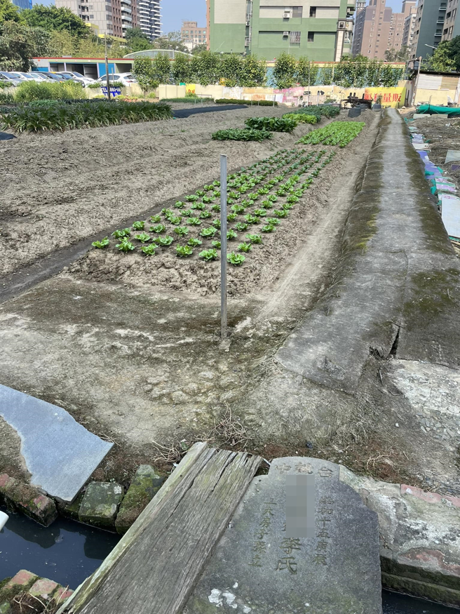 有人指出一般在撿骨遷移到納骨塔，墓碑就沒有用途也無禁忌了，有些家屬會將墓碑打掉，有些則是拿來利用，但通常不會把字露出來。（翻攝自臉書「路上觀察學院」）