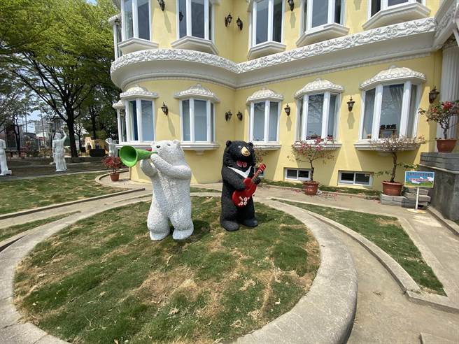 「全台最美公署」藏金閣2館陳列可愛音樂熊公仔，均為紙塑公仔，彰顯環保再利用的精神。(曹婷婷攝)