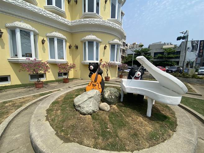 「全台最美公署」藏金閣2館陳列可愛音樂熊公仔，均為紙塑公仔，彰顯環保再利用的精神。(曹婷婷攝)