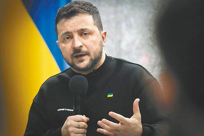 乌克兰总统泽伦斯基（图）与法国总统马克宏一小时谈话，讨论俄乌战争前线状况和两国防务合作。（美联社）