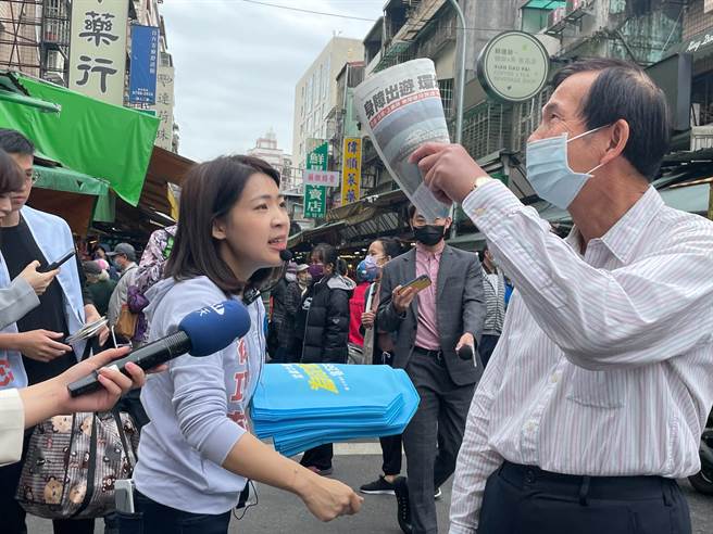 徐巧芯至吴兴市场扫街拜票，她说道，期待蒋万安协调立委初选的电话，但目前为止所有联络都仅限于市政。（刘彦宜摄）