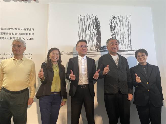 日本建筑大师隈研吾(右二)旋风抵台，清景麟建筑董事长林聪麟(中)与白天鹅建设董事长陈清尧(左一)等人与他合影。(曹婷婷摄)