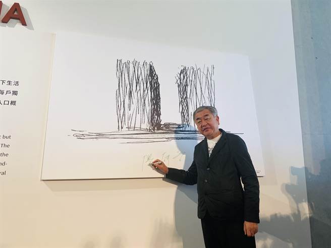 隈研吾在他的手绘稿留下签名。(曹婷婷摄)