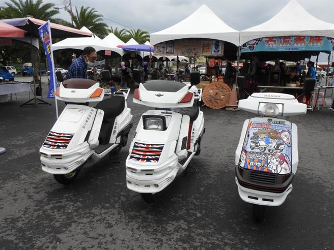 花蓮東大門夜市旁的空地今聚集約40台90年代的各種經典老車，包括當時被譽為把妹神器的舊名流機車。（羅亦晽攝）