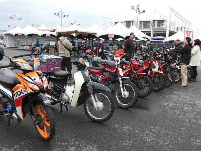花蓮東大門夜市旁的空地今聚集約40台90年代的各種經典老機車。（羅亦晽攝）