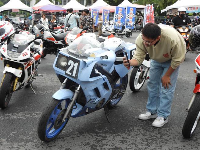 花蓮東大門夜市旁的空地今聚集約40台90年代的各種經典老機車，其前衛造型吸引年輕人拍照留念。（羅亦晽攝）