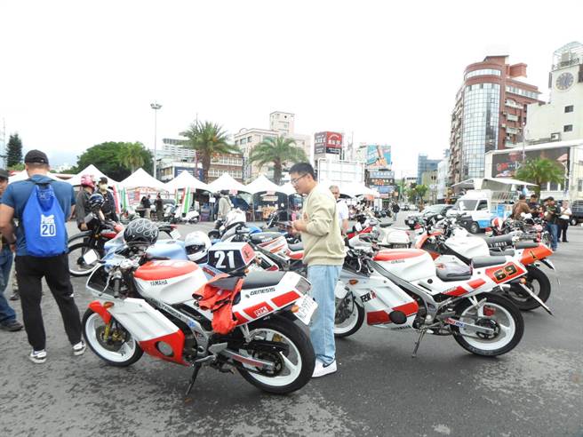 花蓮東大門夜市旁的空地今聚集約40台90年代的各種經典老機車。（羅亦晽攝）