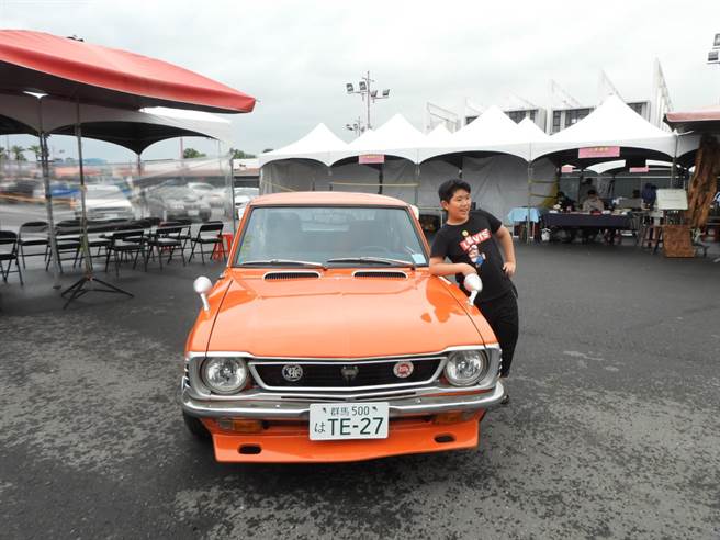 花蓮東大門夜市旁的空地今聚集約40台90年代的各種經典老機車及1輛相當顯眼的橘色裕隆速利汽車。（羅亦晽攝）