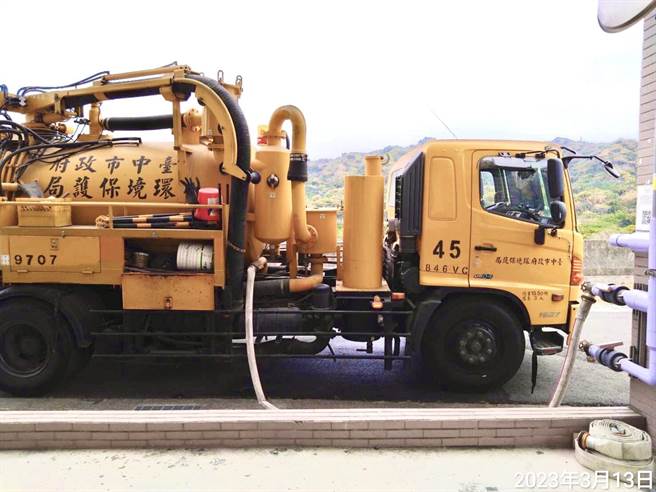 台中市政府环保局清沟车于石冈坝水资源回收中心，厂内再生水取水口抽取再生水。（台中市政府提供）