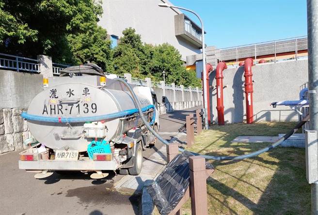 洒水车于水资源回收中心厂内，再生水取水口抽取再生水使用。（台中市政府提供）