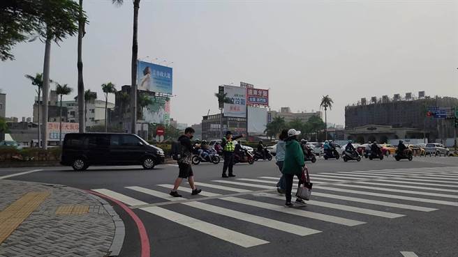 车辆未礼让行人加重处罚新制上路，台南2天来科技执法侦测155件违规。(台南市政府提供／曹婷婷台南传真)