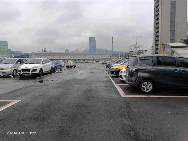 在基隆市政府积极纾导下，基隆市连假首日有不少外地游客改利用西三停车场。（基隆市政府提供／张志康基隆传真）