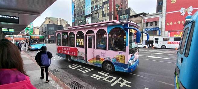 有不少民眾表示，基隆市政府来往市区与西三停车场的免费接驳车立意良好。（基隆市政府提供／张志康基隆传真）