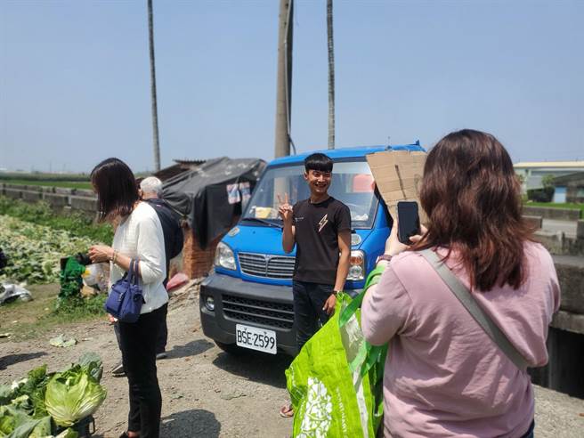 26歲王姓青農（中）連續2年遇到菜價低迷仍保持樂天。（周麗蘭攝）