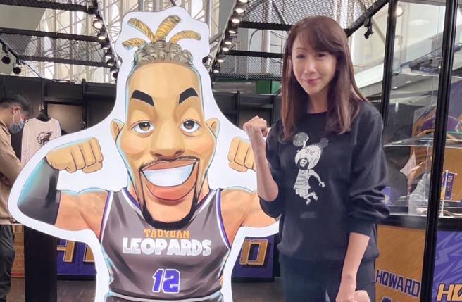 許淑華日前化身「小小球迷」，欣賞「魔獸」霍華德比賽。（圖 / 取自許淑華臉書）