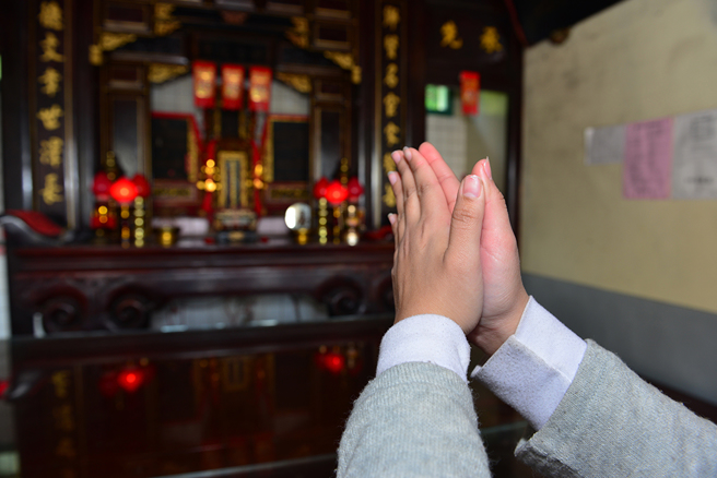 命理师高煜霖提醒，清明前后若肩颈或筋骨出现莫名酸痛，很可能是祖先在暗示，未收到子孙烧的纸钱。（示意图／达志影像）