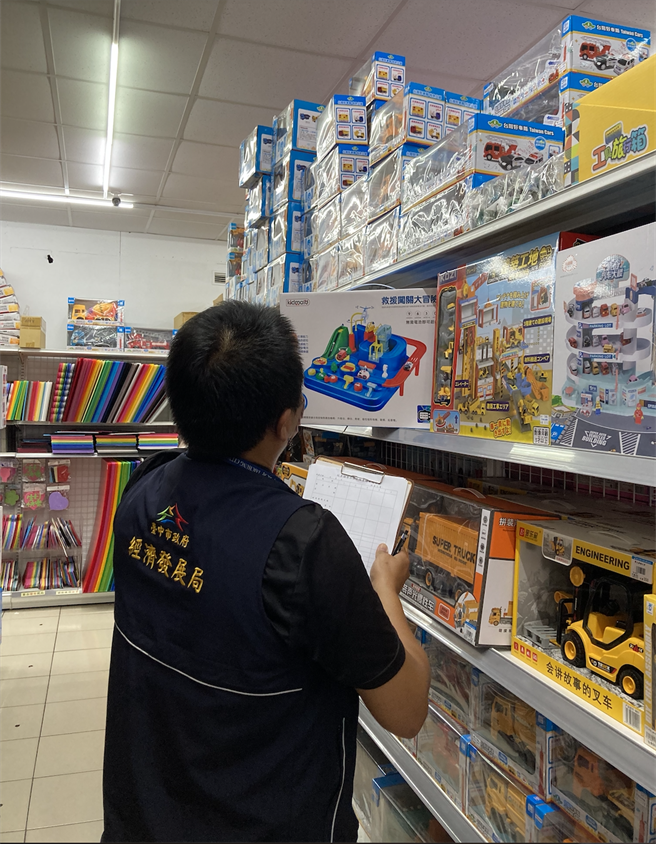 中市府今天1月至今共抽查73件玩具，其中共有5件不合格，要求业者改善。（经发局提供／张亦惠台中传真）
