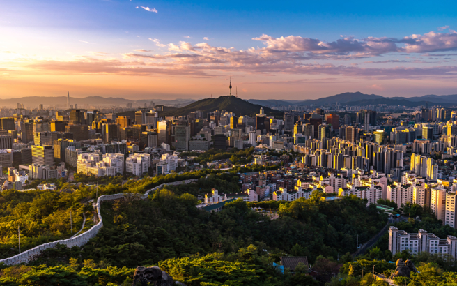 韩国首尔市内的仁王山今天中午传出火警。（图／shutterstock）