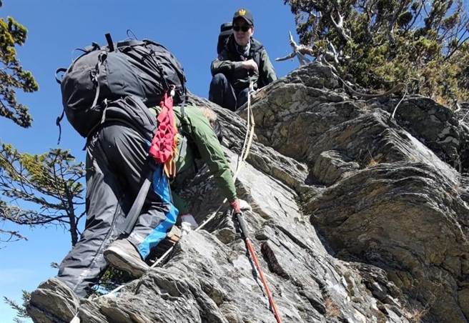 66岁蒋姓队员走在队伍后方，同行队友呼唤没回应，研判他失足坠崖报案，消防员赶往现场搜救中。（本报资料照片／杨静茹南投传真）