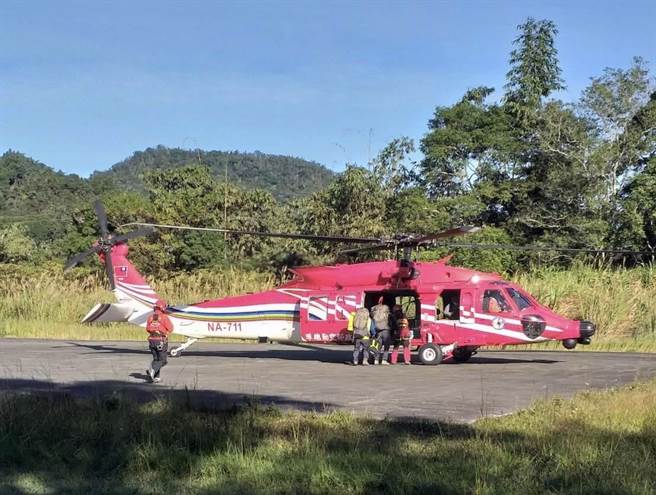 蒋姓男子从干卓万山第3段拉绳处往三叉营地方向疑似坠谷，南投县消防局获报派员搭直升机入山搜救。 （本报资料照片／杨静茹南投传真）