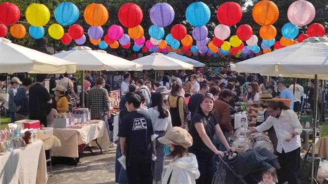 桃园忠烈祠暨神社文化园区在连假第2天有大批游客造访。（赖佑维摄）