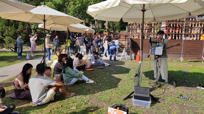 桃园忠烈祠暨神社文化园区在连假第2天有大批游客造访。（赖佑维摄）