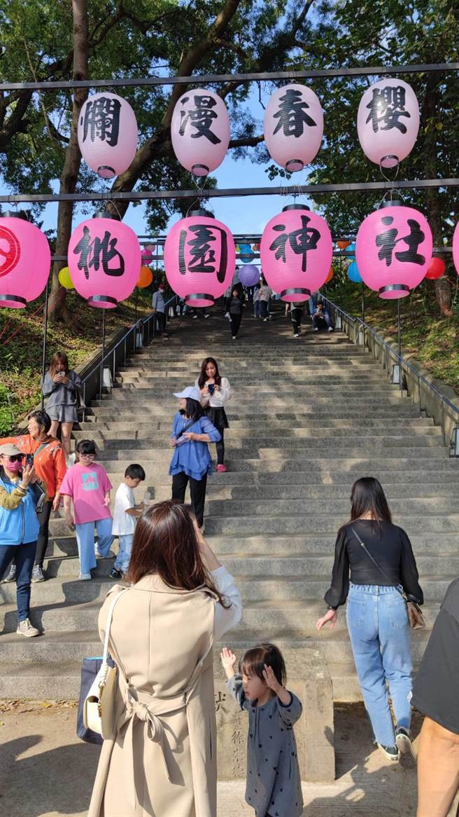 桃园忠烈祠暨神社文化园区在连假第2天有大批游客造访。（赖佑维摄）