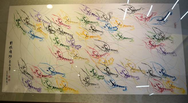 前警政副署長蔡俊章本次展出的繽紛彩蝦。（周麗蘭攝）