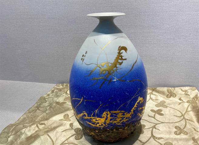 蔡俊章在警務工作期間熟練蝦、蟹等短時間可完成的小品，「蔡氏墨蝦」為人所稱道。（周麗蘭攝）