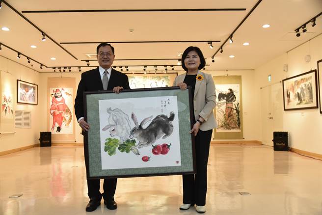 蔡俊章（左）贈與雲林縣府一幅剛完成的「玉兔呈祥」典藏，縣長張麗善（右）代為接受。（周麗蘭攝）
