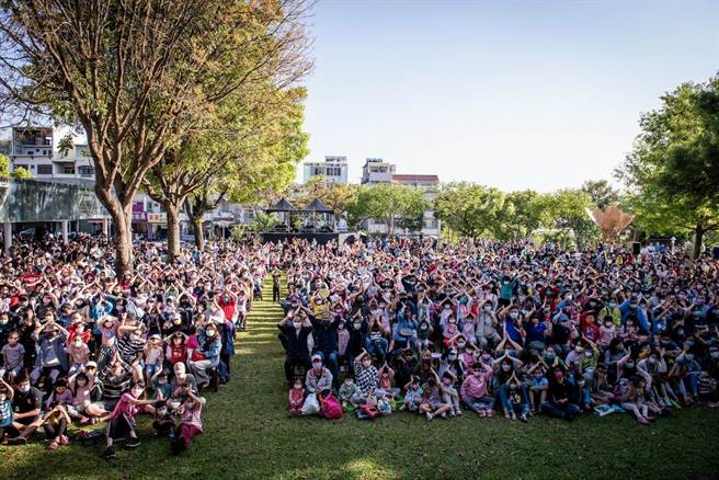 工艺中心提供专车接送偏乡孩子逛工艺中心、看表演，让孩子透过戏剧理解友谊、爱物惜物等工艺精神。（台湾工艺中心提供／杨静茹南投传真）