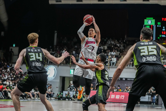 林书豪（中）传出16次助攻，刷新个人保持的PLG例行赛单场助攻纪录。（高雄17直播钢铁人提供）