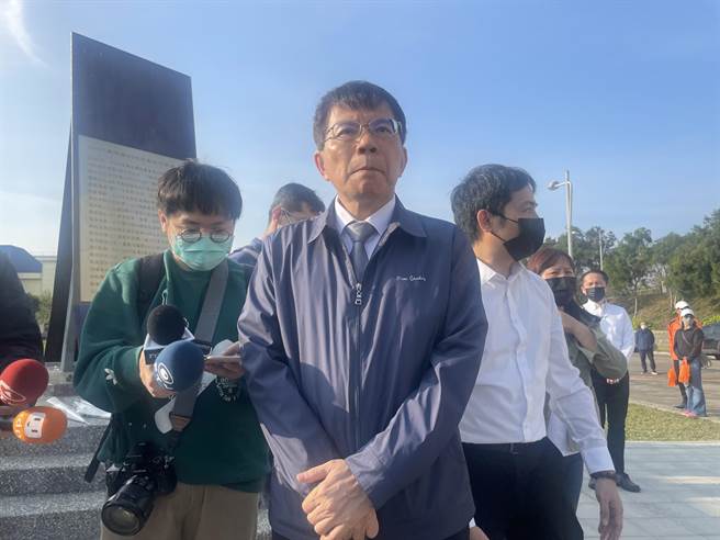 针对清明连假国道塞爆，交通部长王国材(中)说会再努力。(吕筱蝉摄)