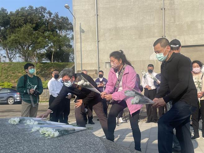 太鲁阁事故2周年，罹难者家属赴台铁富冈机厂参加追思活动。(吕筱蝉摄)
