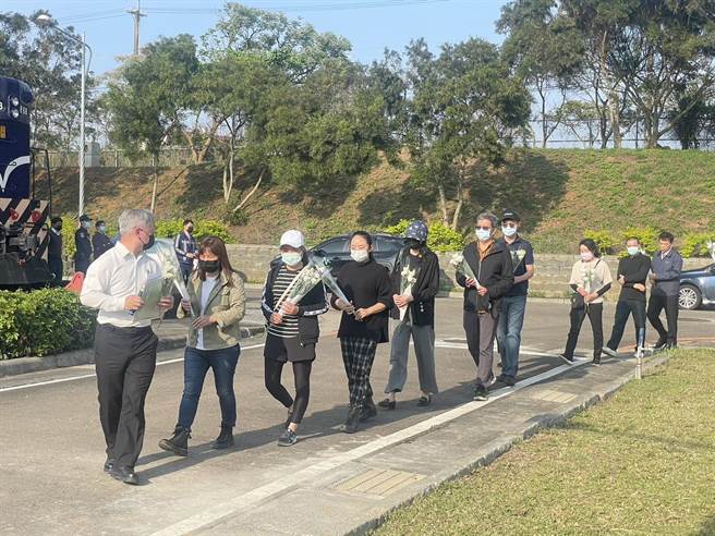 太鲁阁事故2周年，罹难者家属赴台铁富冈机厂参加追思活动。(吕筱蝉摄)