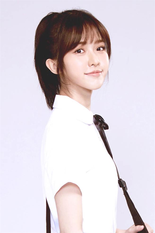 何思静在手游广告的学生扮相清纯。（星空飞腾提供）