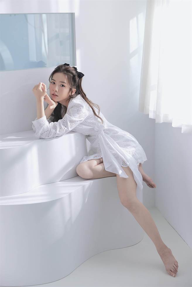 何思静秀出长腿小露性感。（星空飞腾提供）