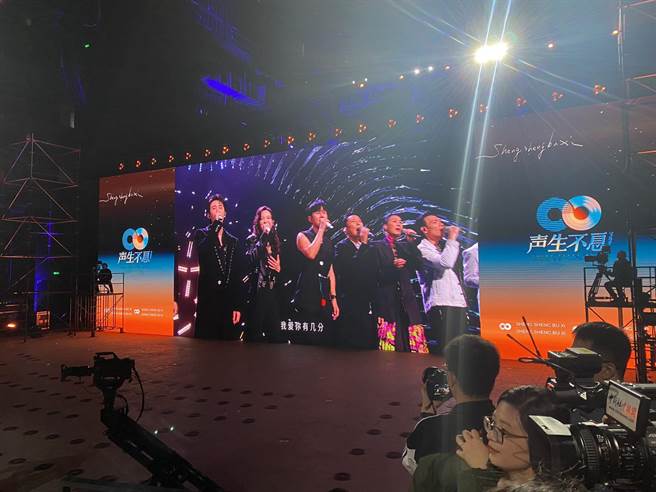 前总统马英九率访问团大陆，今天下午参观湖南卫视「声生不息宝岛季」节目录影，和眾歌手连线合唱「月亮代表我的心」。（蓝孝威摄）