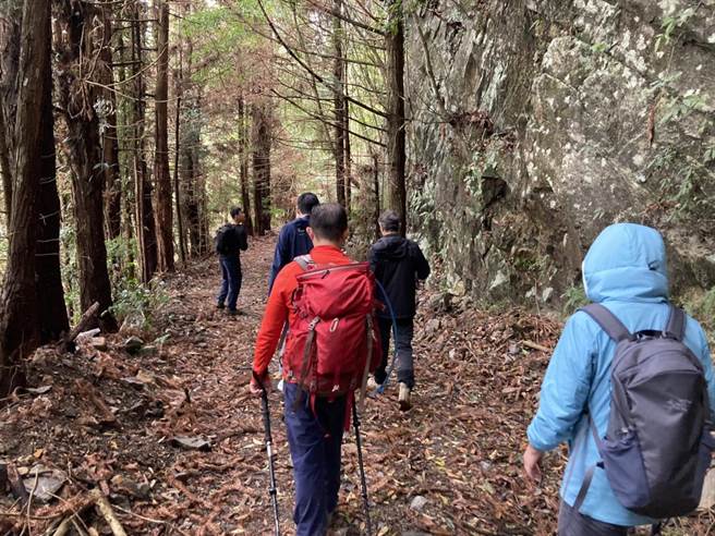 台中市消防局搜救人员中午接触患者，林男身体状况稍微缓解，但胸口仍有刺痛情形，搜救人员陪同往登山口下撤。(台中市消防局提供)