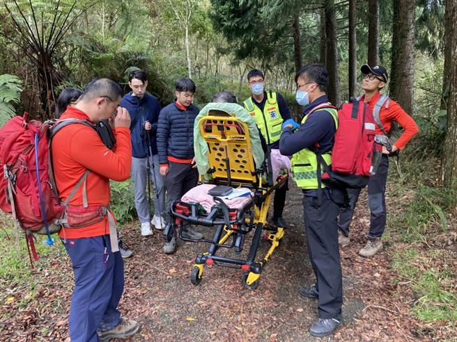 一行人于下午3时43分返回登山口，林姓男子由东势91送往东势农民医院救治。(台中市消防局提供)