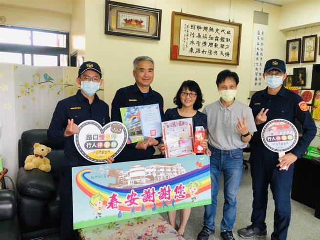 邱女日前到派出所洽询交通相关法令，听闻派出所有在做公益，立刻捐出2万元响应。（第四分局提供／张亦惠台中传真）